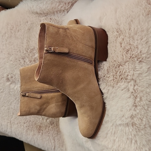 NWOB Cole Haan Tan Suede Ankle Boots-Size 9 - Picture 3 of 6